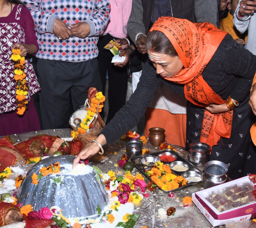 सफल आयोजन पर किया टपकेश्वर महादेव और मां गंगा का पूजन, खेल मंत्री रेखा आर्य ने मांगी थी खेलों से पहले मनौती, दिया था पहला निमंत्रण