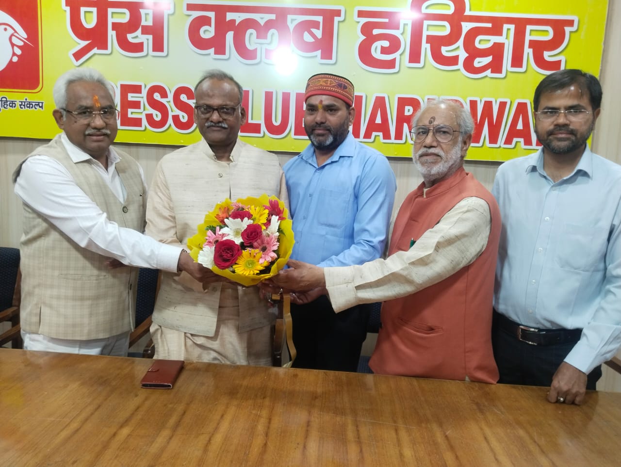 प्रेस क्लब ने किया उत्तराखंड संस्कृत विवि के कुलपति डा.दिनेशचंद शास्त्री व विधायक मदन कौशिक को सम्मानित